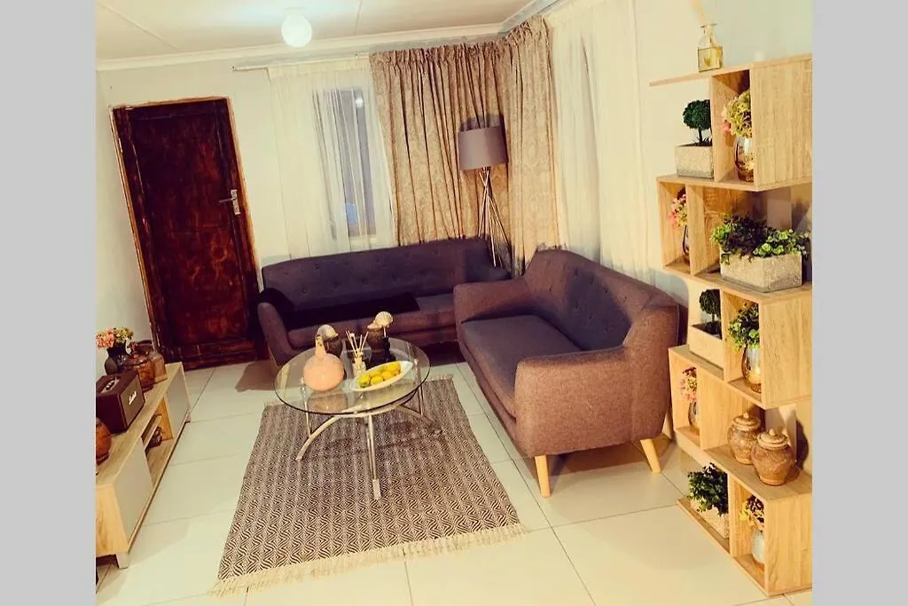Vakantiehuis Kasi Cottage: Modern, Luxury Township Accommodation! Port Elizabeth Zuid-Afrika